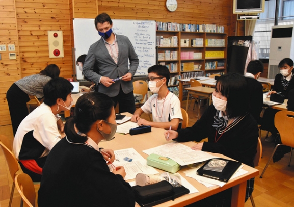 外国人講師の助言を受けながら会話練習をする生徒たち＝多治見市明和町の多治見西高付属中で