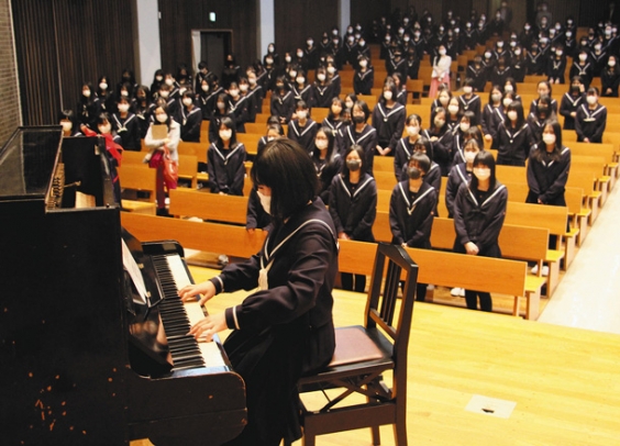 被爆ピアノを演奏する生徒＝東区白壁の金城学院中で