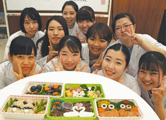 動物を表現した弁当を考案した学生たち＝稲沢市稲葉の愛知文教女子短大で