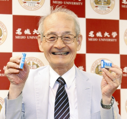 リチウムイオン電池を手に笑顔の名城大大学院の吉野彰教授＝１日、名古屋市天白区で