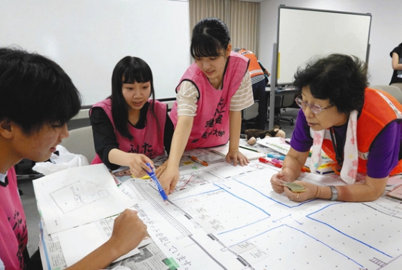 避難所運営で起きた課題への対処法をＨＵＧで学ぶ学生たち＝豊明市役所で 