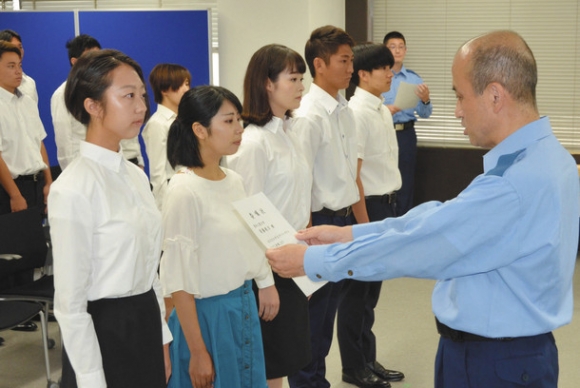 渡辺生活安全部長（右）から委嘱状を受け取る学生ら＝県警本部で