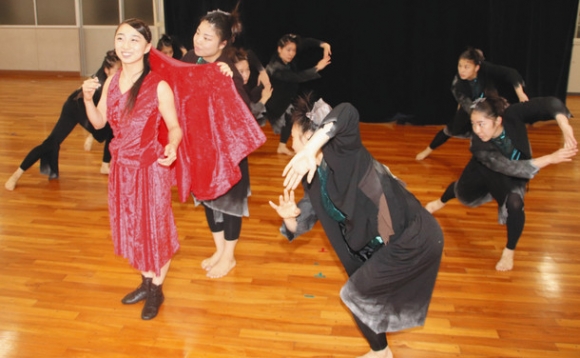 赤ずきんをかぶるシーンを表現するダンス部のメンバー＝岡崎市中町１の岡崎女子大で