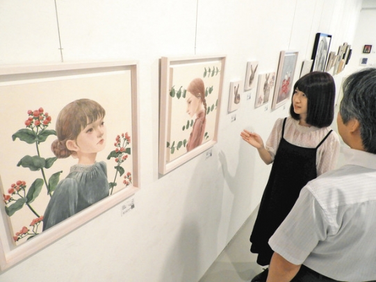自身の作品を説明する出展者の桜井さん＝千種区今池１の５／Ｒホール＆ギャラリーで