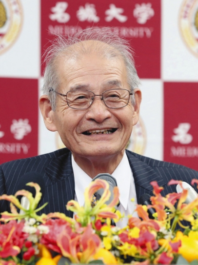 記者会見で笑顔を見せる吉野彰さん＝１４日、名古屋市の名城大天白キャンパスで