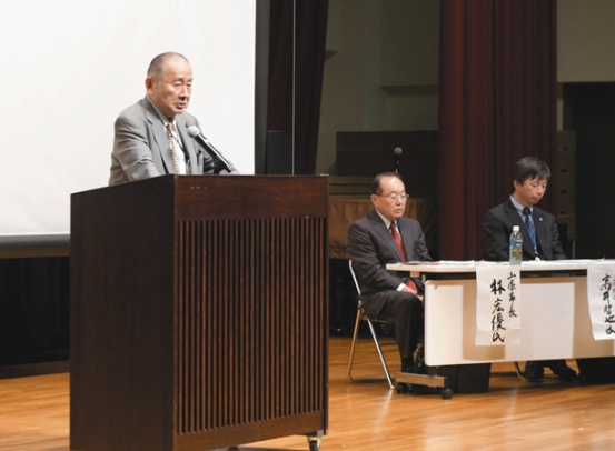 あいさつで会の背景について語る丸山教授(左)＝山県市岩佐の美山中央公民館で