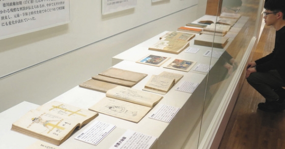 刑罰の図解などが記された資料の数々＝名古屋市昭和区の南山大人類学博物館で