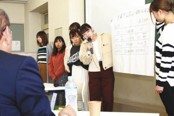 加藤市長（手前左）に魅力あるまちづくりに向けた提案をする学生たち＝稲沢市稲葉２の愛知文教女子短大で