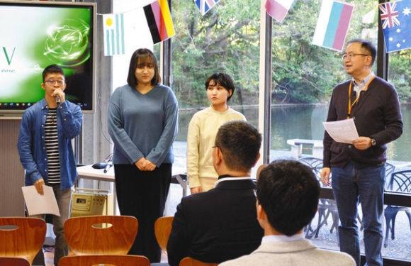 日中韓のアイドル事情について発表した国際関係学部の学生ら＝春日井市松本町の中部大で