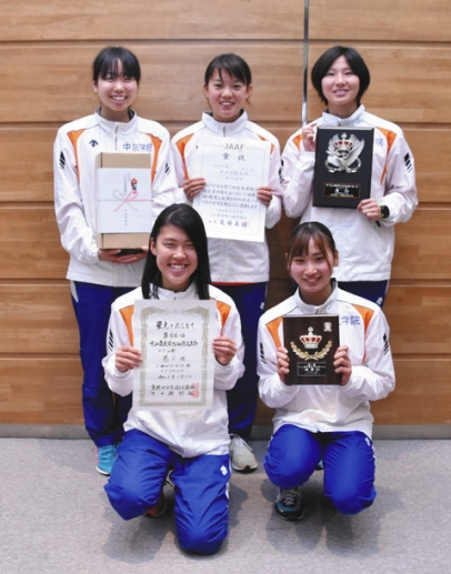 女子の部で２位の中京学院大の選手たち＝多治見市新町の市産業文化センターで