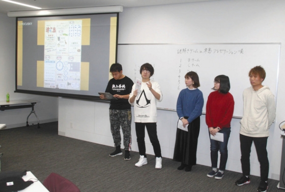 制作した謎解きゲームの説明をする学生ら＝愛知大名古屋キャンパスで
