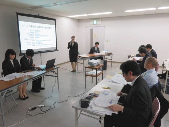分析結果を発表する学生ら＝名古屋市中区の県三の丸庁舎で