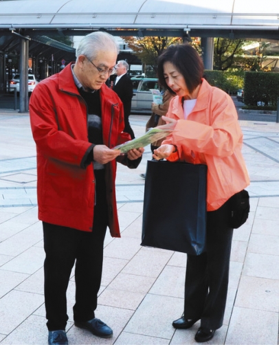チラシや相談カードを配る参加者（右）＝ＪＲ岐阜駅で