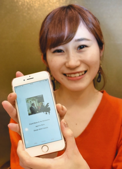 「耳コピ」アプリの試作品を紹介する久野さん＝名古屋市中区で