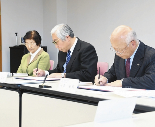 協定書に署名する（右から）日置社長、古田学長、片桐学長＝関市の中部学院大関キャンパスで