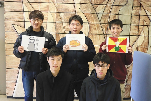 認知症を啓発するラインスタンプをつくった学生たち＝美浜町の日本福祉大で