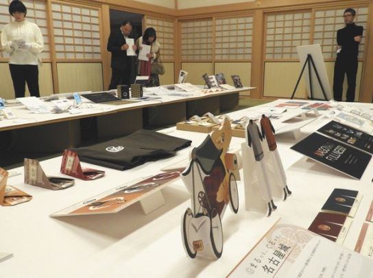 ビジュアルデザインを学ぶ名古屋芸術大３年生のデザイン作品を並べた展示＝名古屋城本丸御殿で