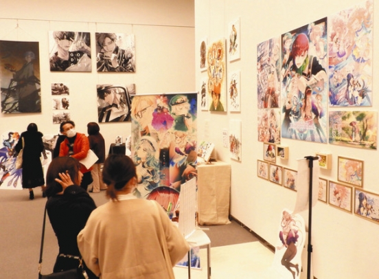 展示された名古屋造形大の学生、院生の作品＝名古屋・栄の県美術館ギャラリーで