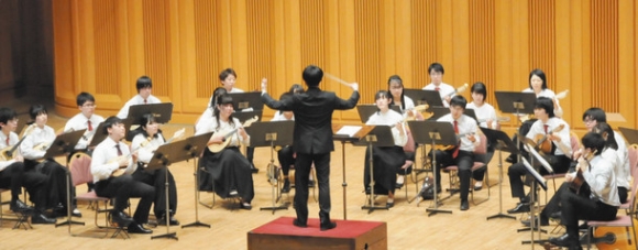 美しい旋律を奏でる部員たち＝岐阜市のサラマンカホールで