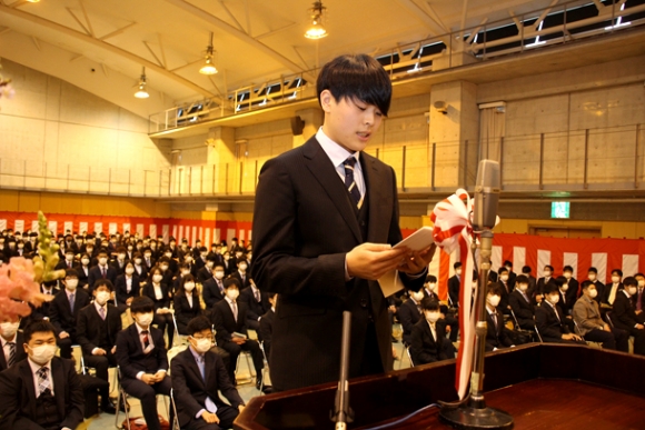 学部入学生を代表して宣誓する北川さん＝長浜市田村町で