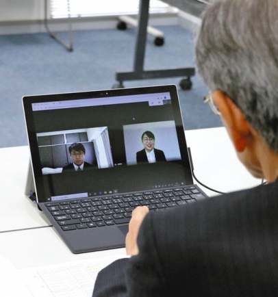 大学職員（手前）とビデオ会議システムを使って模擬面接を受ける学生ら＝岐阜市柳津町の岐阜聖徳学園大羽島キャンパスで