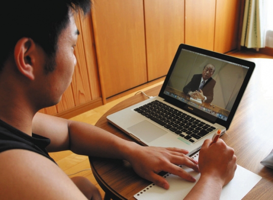 メモを取りながらパソコンで授業を視聴する大学生＝名古屋市名東区で