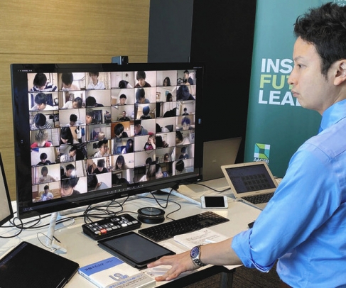 名古屋商科大ではオンラインで定期試験を実施。教員はモニター画面上で学生の様子を監督した＝名古屋市中区で