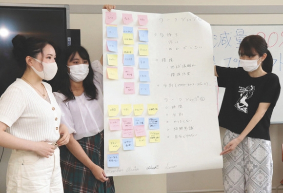 話し合いの成果を発表する学生ら＝豊明市栄町の桜花学園大で