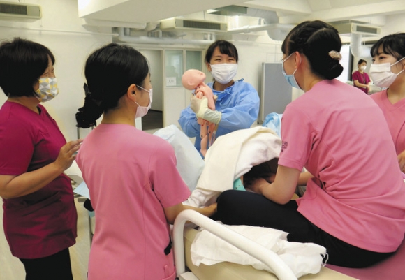 出産介助の実習に取り組む学生たち＝名古屋市中区の名古屋学芸大新栄キャンパスで