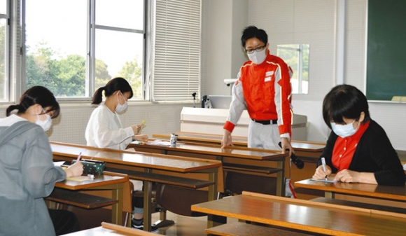 日赤職員（右から２人目）が見守る中、手記から学んだことを話し合う参加者＝日進市の名古屋学芸大で