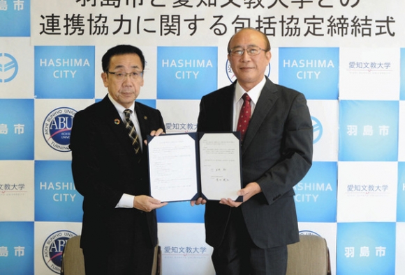 協定書に署名した松井市長（左）と富田学長＝羽島市役所で