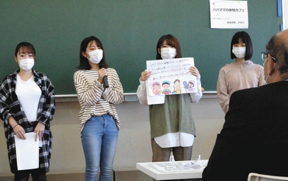 加藤市長（右手前）に取り組みを発表する学生たち＝稲沢市稲葉２の愛知文教女子短大で