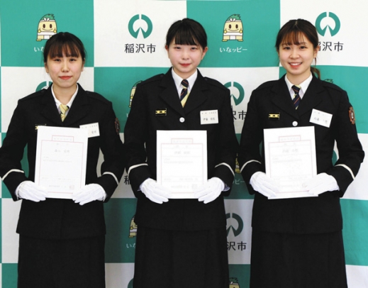 本部支援団員に任命された（左から）森山さん、伊藤さん、内藤さん＝稲沢市消防本部で