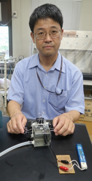 土佐教授は微生物燃料電池の下水処理場への導入に向け研究している＝金沢工業大で