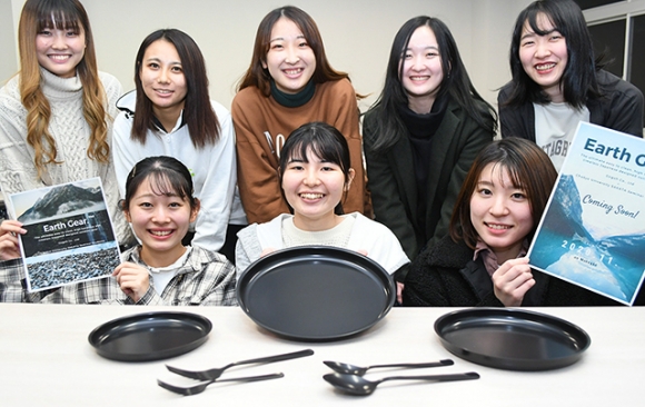 汚れが落ちやすい塗料を使った食器の開発に協力した学生たち＝昭和区の中京大で