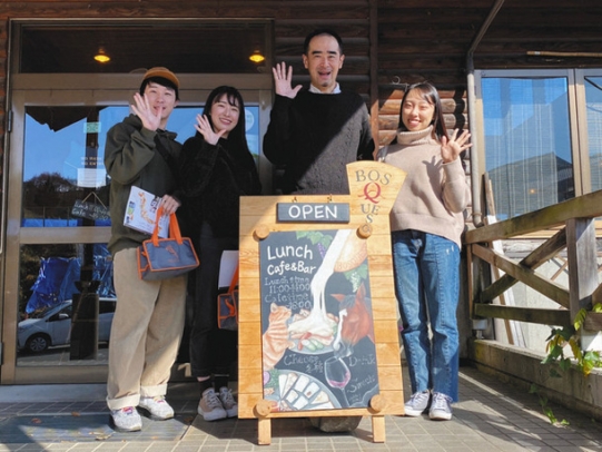 ボスケソが運営するカフェの前でポーズを取る（左から）本田さん、浅井さん、是本代表、阿部さん＝長野県佐久市で