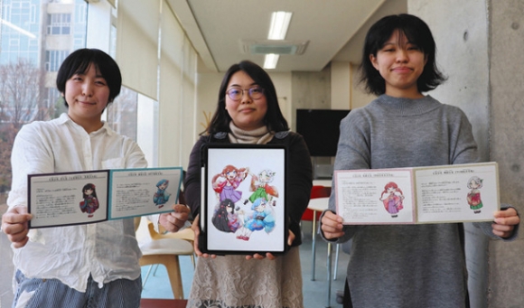 七宝少女の制作プロジェクトに携わった山田さん（中）、岩田さん（左）、稲山さん＝北名古屋市徳重の名古屋芸術大で
