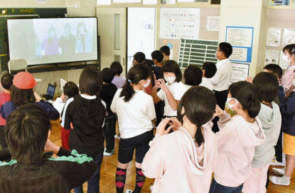 画面越しにオンラインで交流する児童と学生たち＝美濃加茂市三和小で