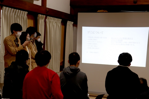 松阪の食と観光のＰＲプランを発表する学生たち＝松阪市の清光寺で
