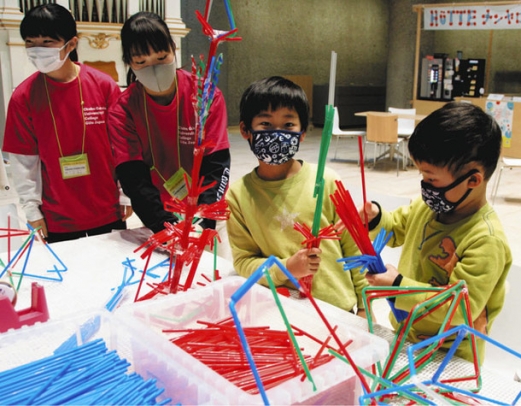 ストローを使って剣などを作る子どもたち＝岐阜市宇佐の県美術館で