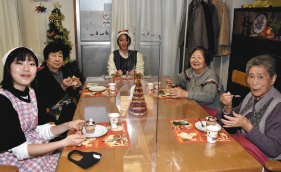 笑顔でケーキを食べる利用者と学生たち＝千種区春岡１のカルチャーＣｌｕｂあかね覚王山で