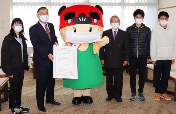 委嘱状を受け取ったみよ獅子ちゃんと小野田市長（左から２人目）ら＝みよし市役所で