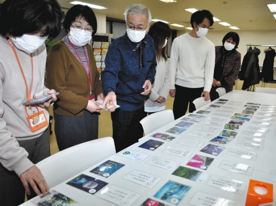 「東海市かるた」を紹介する鈴木さん（右から２人目）ら＝東海市養父町の認知症総合相談センター「ケアラーズカフェ日向家」で