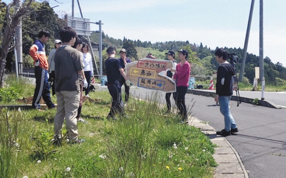 大島で手作りの看板を設置する名城大の学生ら＝２０１９年５月　宮城県気仙沼市で