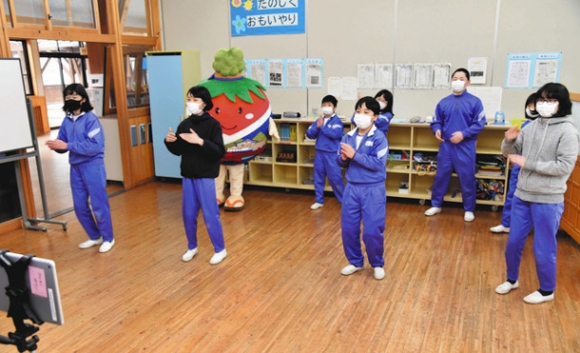 画面で学生の動きを見ながら、一緒にダンスを踊る「かしもん委員会」の児童ら＝中津川市加子母小で
