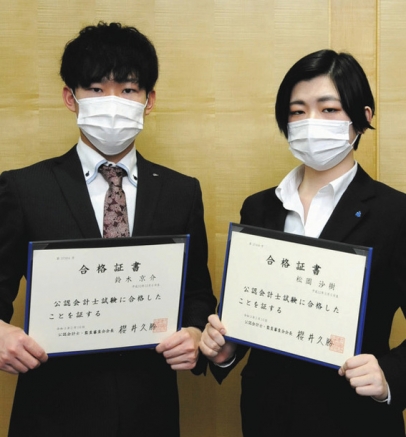 合格証書を掲げる（左から）鈴木さん、松岡さん＝中日新聞岐阜支社で