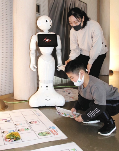 専用の教材で動作の指示をプログラミングしたロボットカーの動きを確かめる児童＝加賀市の中谷宇吉郎雪の科学館で