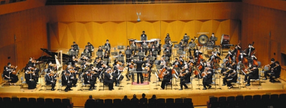 大編成で迫力ある演奏を聴かせるＯＥＫと学生の合同オーケストラ＝金沢市の県立音楽堂で
