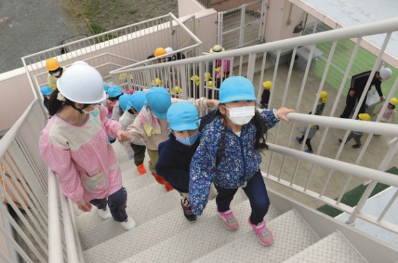 津波を想定した避難訓練で、屋上に移動する園児たち＝中川区下之一色町の正色保育園で