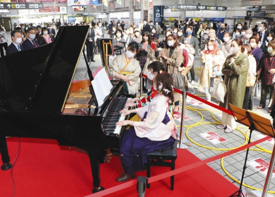 「駅ピアノ」を演奏する名古屋音楽大の学生たち＝金山総合駅で